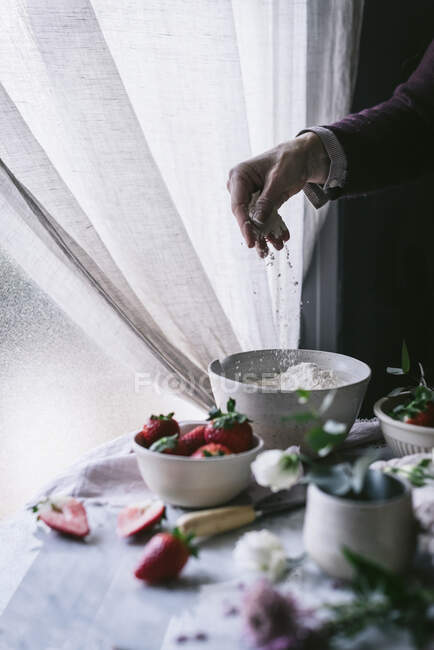 Femme des cultures préparant la pâtisserie aux fraises — Photo de stock