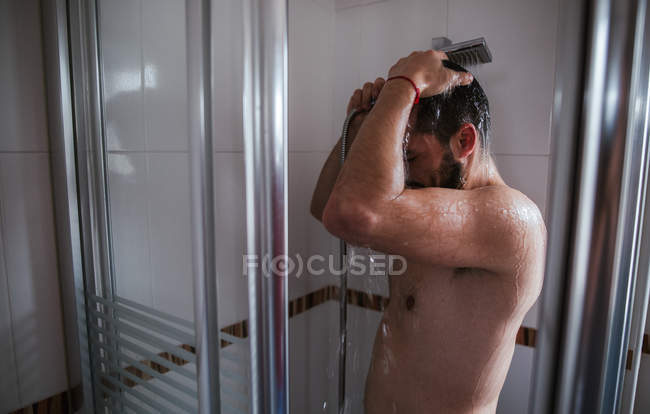 Uomo senza maglietta con doccia in bagno — Foto stock
