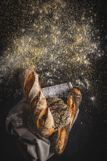 Auswahl an hausgemachten, frisch gebackenen Brotlaiben auf schwarzem Hintergrund — Stockfoto