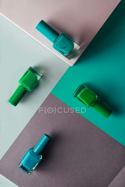 Mehrfarbige Nagellacke auf geometrischem Hintergrund — Stockfoto