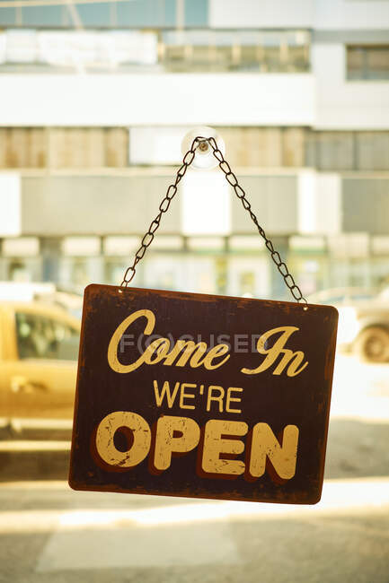 Sinal aberto na janela do negócio pequeno com fundo borrado — Fotografia de Stock