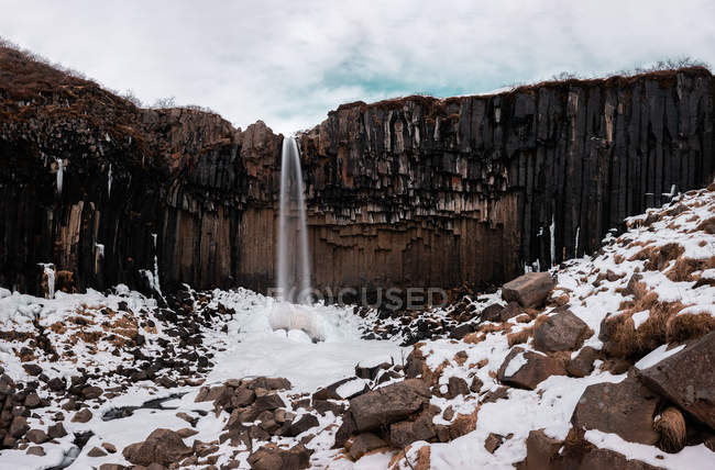 Cascade rocheuse à Skaftafell dans le parc national Islande — Photo de stock