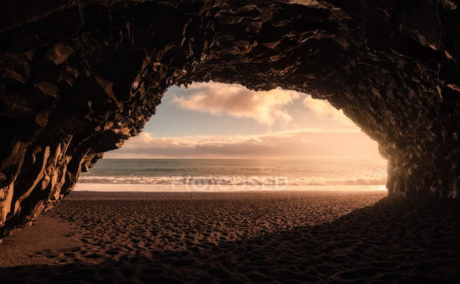 Paisagem da caverna do mar em Reynisfjara Beach ao pôr do sol, Islândia — Fotografia de Stock