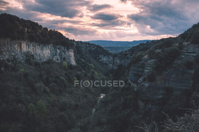 Paesaggio di cima di montagna in bella valle di gamma sotto cielo lucente — Foto stock