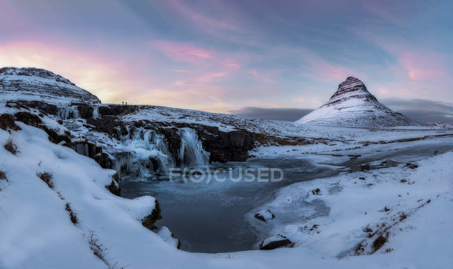 Kirkjufell cascada con montaña en invierno, Islandia, Europa - foto de stock
