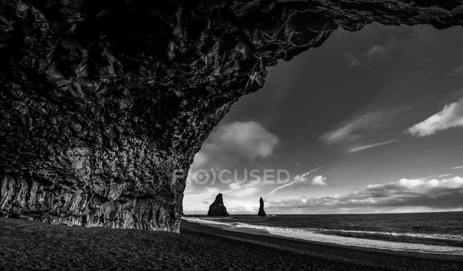 Landschaft der Meereshöhle am Strand von Reynisfjara, Island — Stockfoto