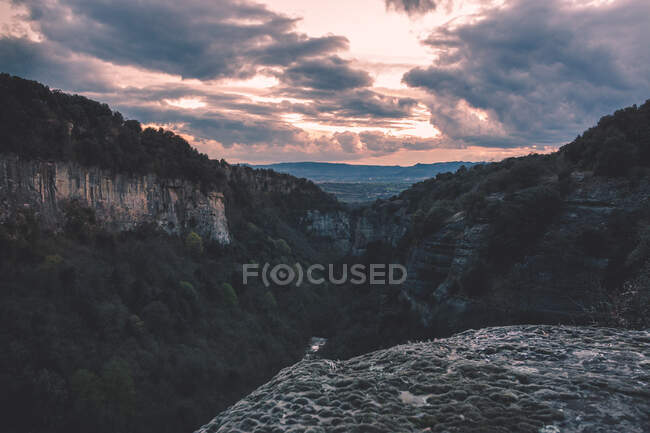 Paesaggio di cima di montagna in bella valle di gamma sotto cielo lucente — Foto stock