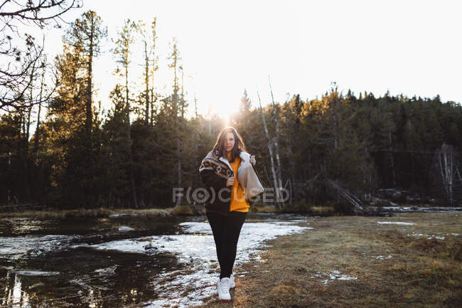 Веселая молодая женщина на пруду в лесу — стоковое фото