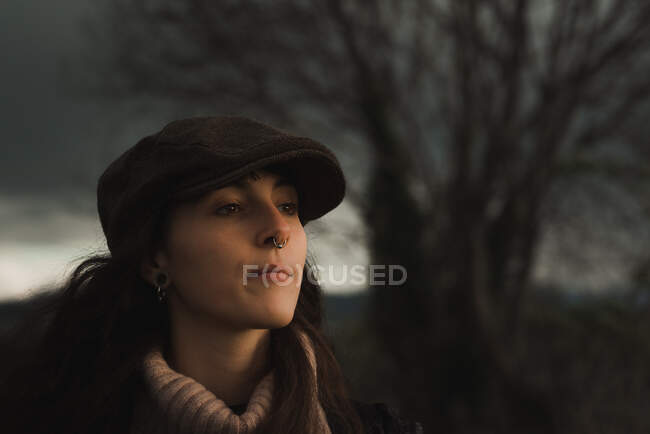 Mujer joven en ropa de abrigo en el bosque - foto de stock