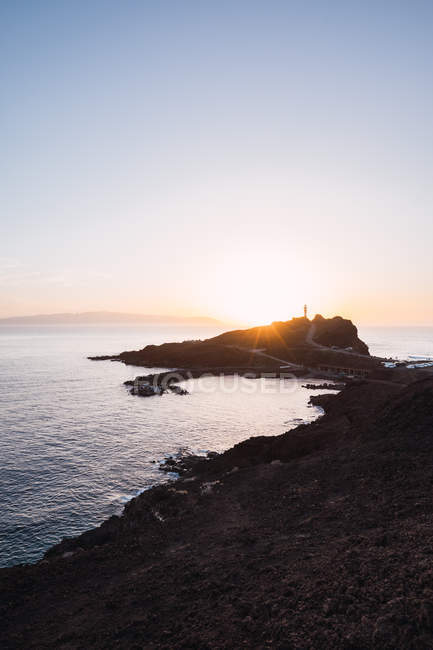 Vista panoramica di luminoso tramonto mozzafiato nel cielo limpido illuminando costa remota vuota, Spagna — Foto stock