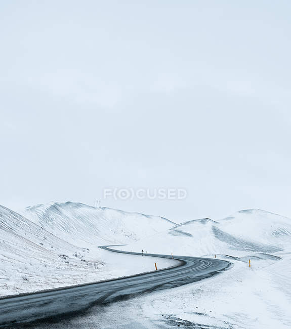 Paysage routier montagneux en hiver en Islande — Photo de stock