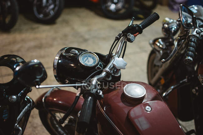 Schlaue Oldtimer-Motorräder mit kaputten Scheinwerfern in Reparaturwerkstatt geparkt — Stockfoto