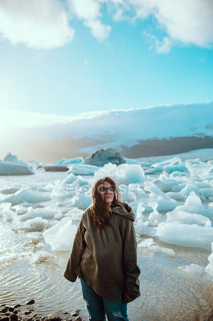 Pretty woman on icy shore — Stock Photo