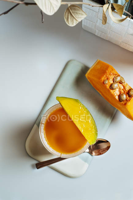 Mango-Kürbis-Smoothie im Glas auf weißem Hintergrund — Stockfoto