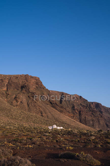 Montagne rocheuse sur fond de ciel bleu — Photo de stock