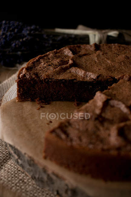 Прекрасний шоколадний торт без глютену на дерев'яній стільниці на кухні . — стокове фото