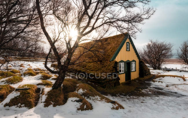 Paesaggio della chiesa del tappeto erboso Hofskirkja nel piccolo villaggio di Hof Islanda — Foto stock