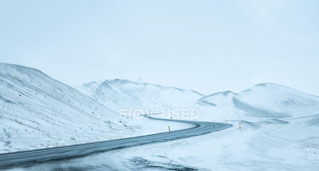 Paisagem rodoviária em ladeiras no inverno na Islândia — Fotografia de Stock