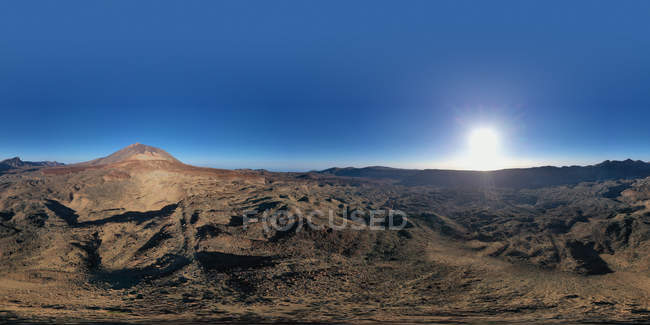 Sol brilhando acima de montanhas rochosas selvagens — Fotografia de Stock