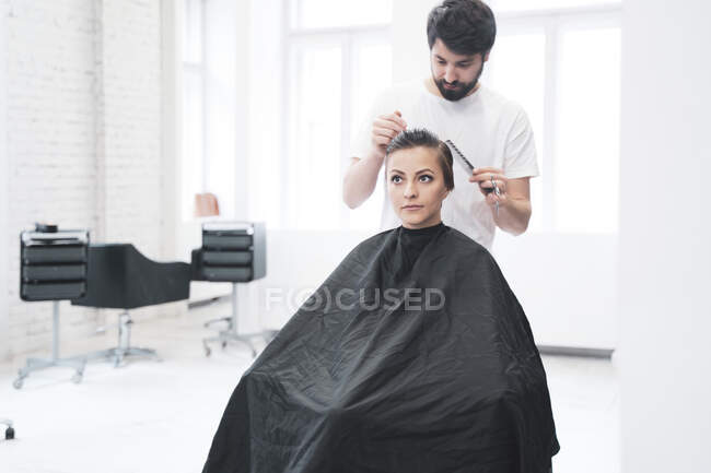 Волосся жінки підстригає ножицями. — стокове фото