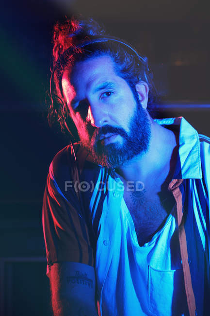Porträt eines bärtigen Dj-Mannes, der in einem Club Disco-Musik spielt — Stockfoto