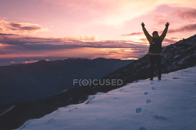 Turista anónimo en montaña nevada - foto de stock