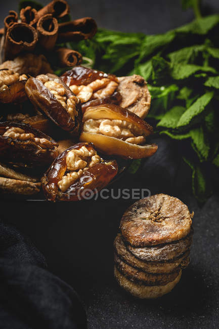Datas secas, figos, hortelã fresca e canela para lanche halal para Ramadã — Fotografia de Stock