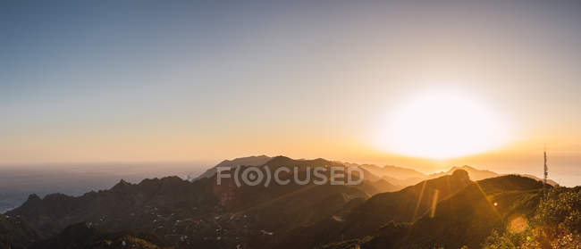 Vista panorámica de la puesta de sol brillante en las montañas - foto de stock