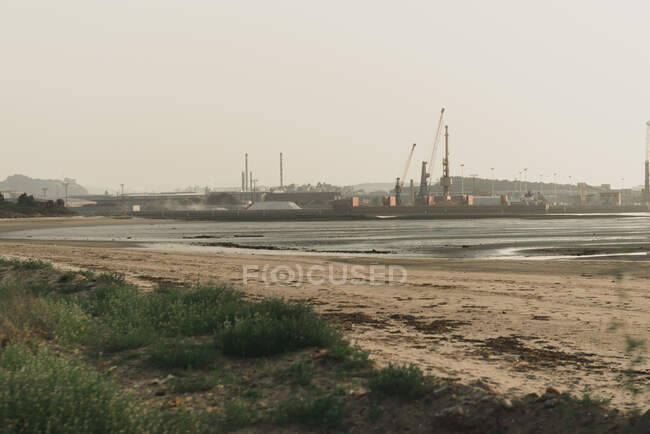 Paesaggio industriale con golfo e gru portuali — Foto stock