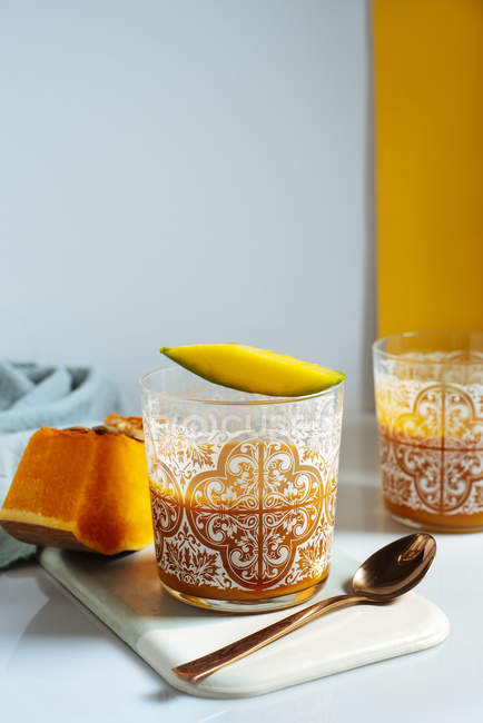 Mangue et citrouille verres à smoothie sur fond blanc — Photo de stock