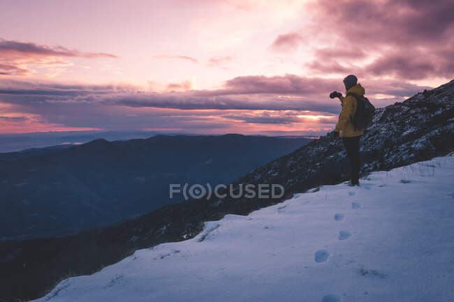 Anonymous tourist on snowy mountain — Stock Photo