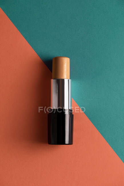 Concealer-Stick auf modernem Hintergrund mit geometrischen Formen. — Stockfoto