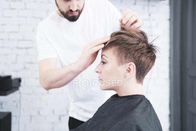 Hairdresser combing the woman's fingers — Stock Photo