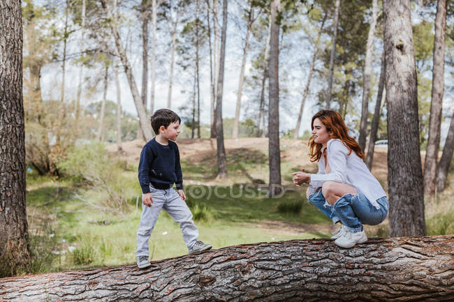 Junge Mutter kommuniziert mit Sohn in der Natur — Stockfoto