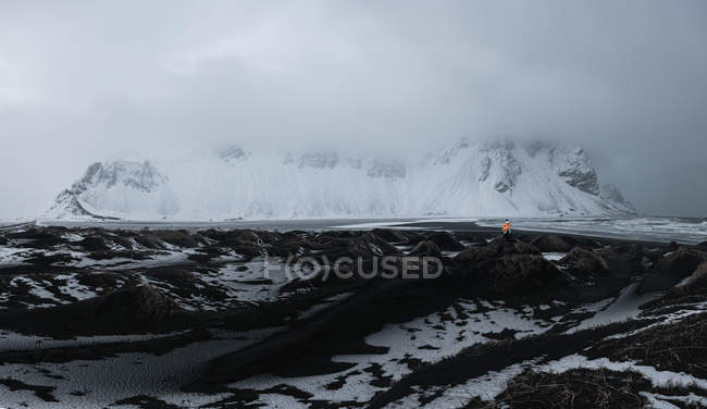 Vue sur les collines enneigées avec herbe sèche recouverte de brouillard le matin en Islande Stockness — Photo de stock