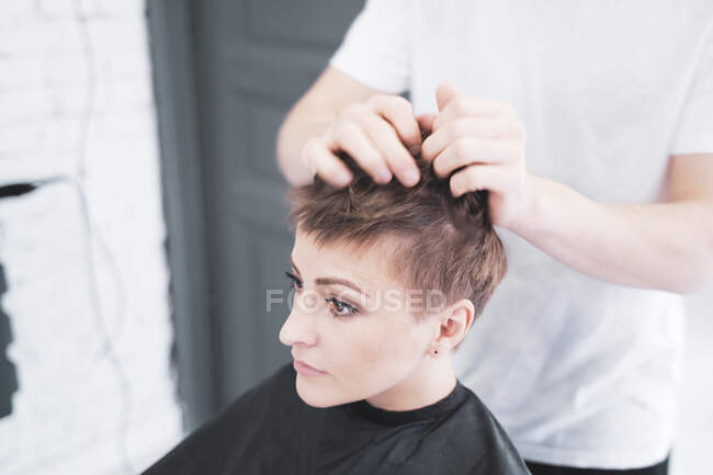 Hairdresser combing the woman's fingers — Stock Photo