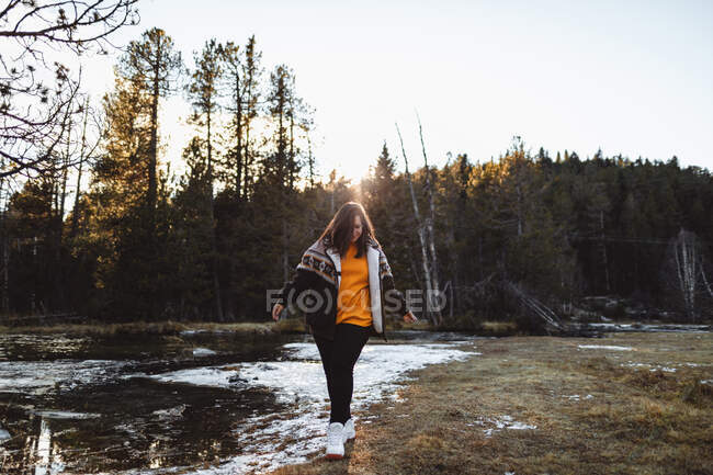 Giovane donna allegra sul laghetto nella foresta — Foto stock