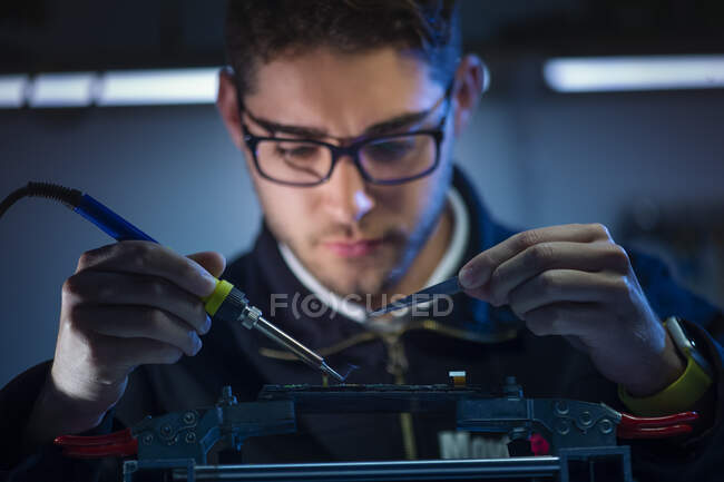 Crop man fixing microchip in workshop — Stock Photo