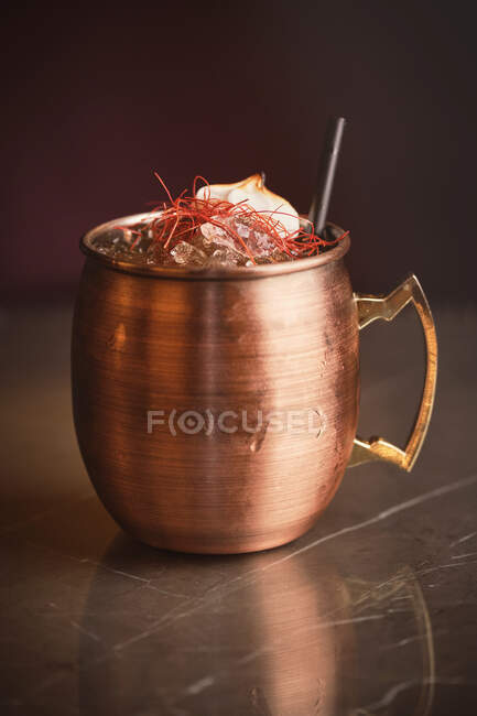 Tasse en métal de cocktail savoureux au safran et guimauve brûlée placée sur le comptoir dans le bar — Photo de stock
