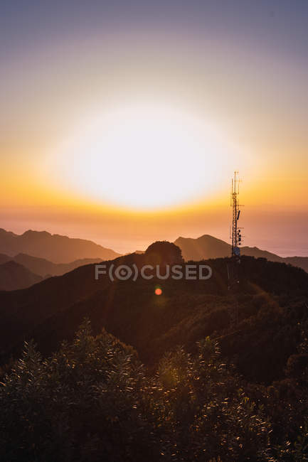 Вид на яскравий захід сонця в прибережних горах — стокове фото