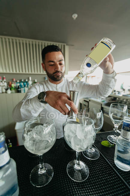 Bartender preparing alcoholic drinks in bar — Stock Photo