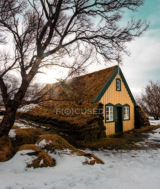 Paisagem da igreja de relva Hofskirkja em pequena aldeia de Hof Islândia — Fotografia de Stock
