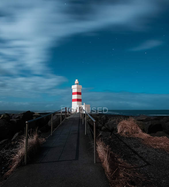 Extérieur du vieux phare et ciel étoilé à Gardur, Islande — Photo de stock