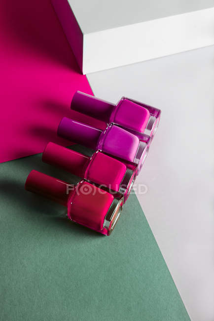 Multi-coloridos esmaltes em cores padrão geométrico fundo — Fotografia de Stock