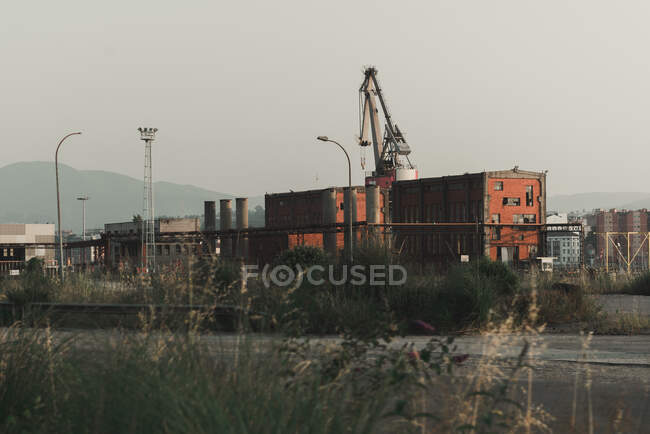 Edifícios antigos da fábrica colocação na área industrial — Fotografia de Stock