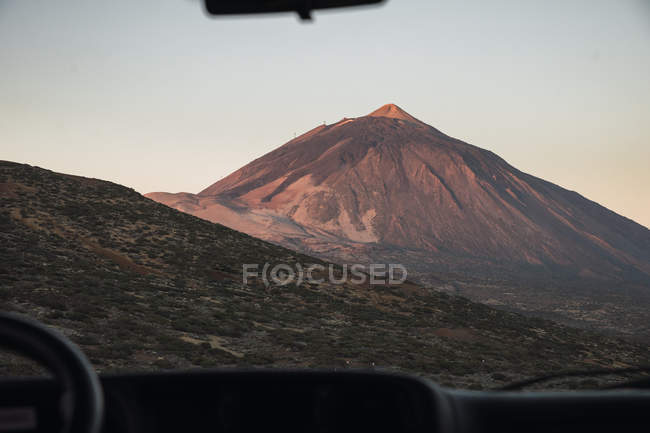 Вид на гору через вікно автомобіля на заході сонця — стокове фото