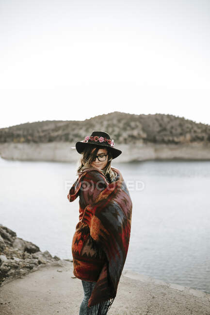 Donna anonima vicino al lago calmo all'alba — Foto stock