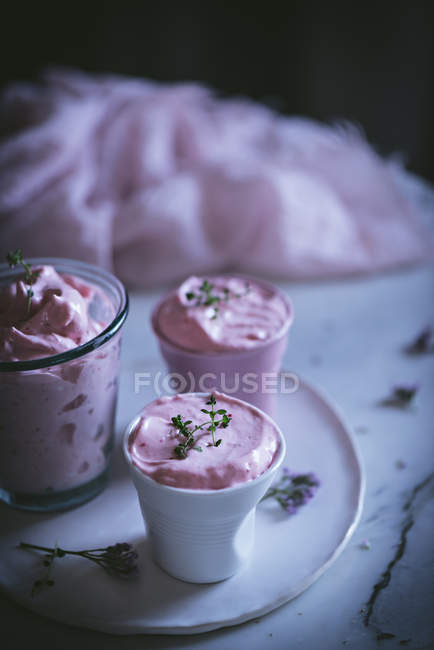 Glasses of sweet strawberry mousse on table — Stock Photo