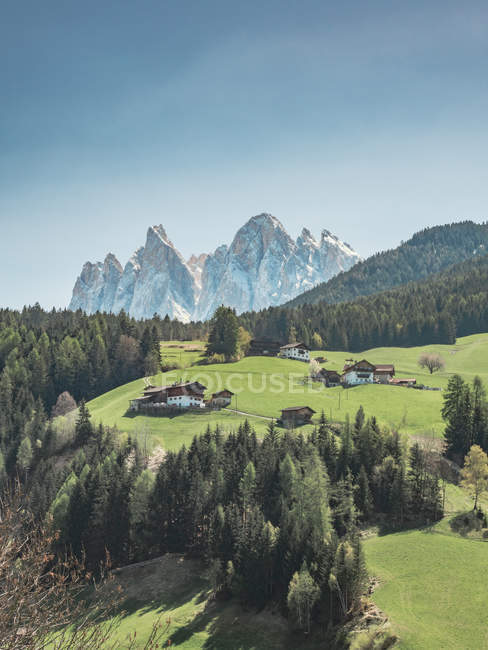 Vista da pequena aldeia localizada no vale das montanhas tropicais, Navarra, Espanha — Fotografia de Stock
