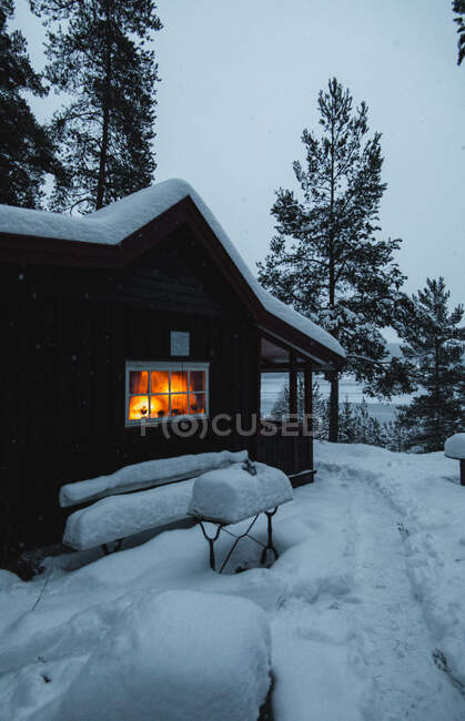Acogedora casa de campo en el campo de invierno - foto de stock